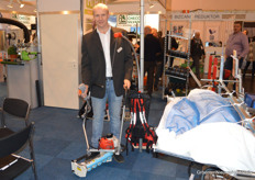 Christian Oosterlaan with HortiHands with the 'long handle version' of the EazyCut 400, used by gardeners and herb growers to cut their plants/crops.